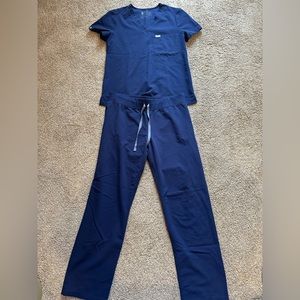 FIGS - small Catarina one pocket top and medium Livingston basic pants